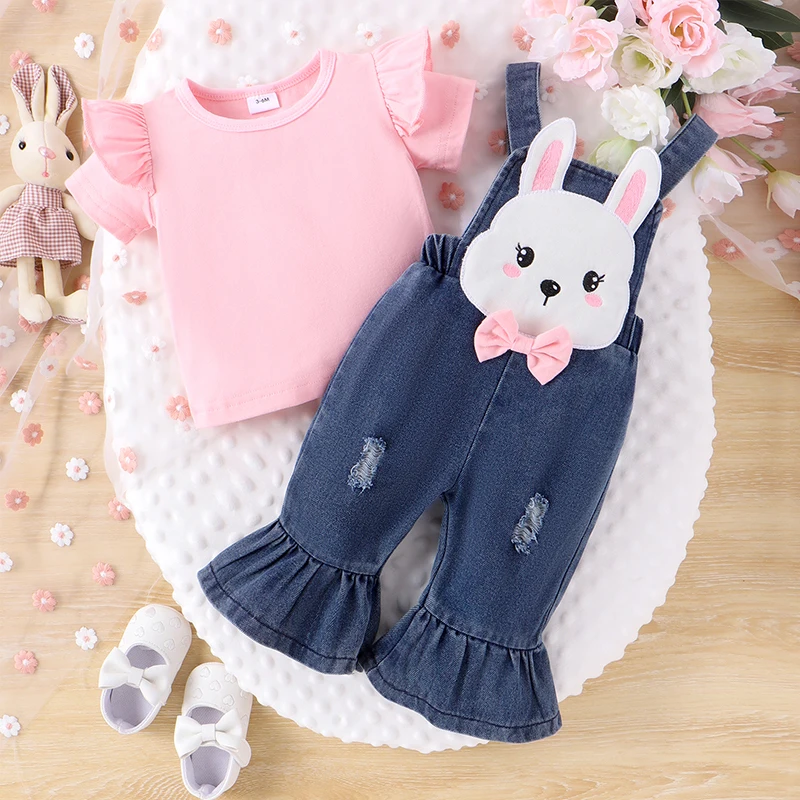 Комплект одежды для маленьких девочек из 2 предметов: футболки с короткими рукавами и оборками для малышей и джинсовый комбинезон.