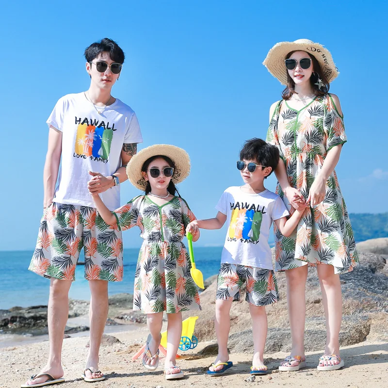 Одинаковые комплекты для семьи, Летние пляжные платья с цветочным рисунком для мамы и дочки, футболка и шорты для папы и сына, праздничная одежда для пары на берегу моря