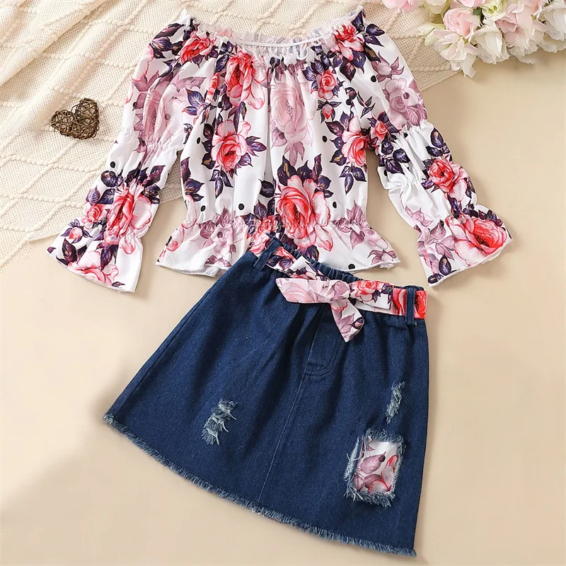 Комплект юбок для маленьких девочек, футболка с цветочным принтом с длинным рукавом и открытыми плечами, джинсовая юбка с поясом, комплект из 2 предметов
